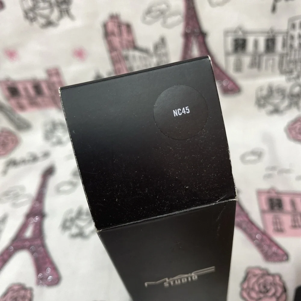 Mac Studio Waterweight SPF 30 Liquid Foundation